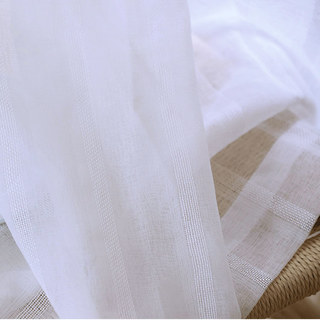 Ein weiterer feiner, weißer, schimmernder, gestreifter Voile-Vorhang