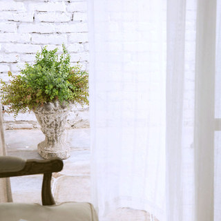 Ein weiterer feiner, weißer, schimmernder, gestreifter Voile-Vorhang 2