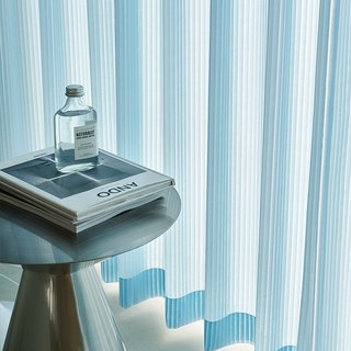 Sonnenstrahlen kräftig gestreifte blaue transparente Gardine