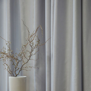 Seidiger Griff Aschgrauer Voile Vorhang