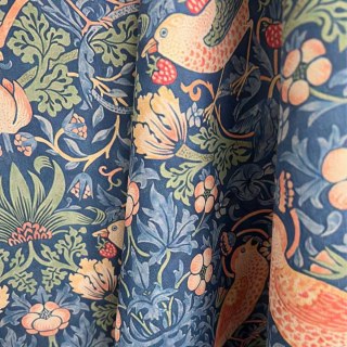 Strawberry Thief William Morris Navy Blue Chenille Floral Curtain
Strawberry Thief William Morris Marineblau Chenille Blumenmuster Vorhang 5