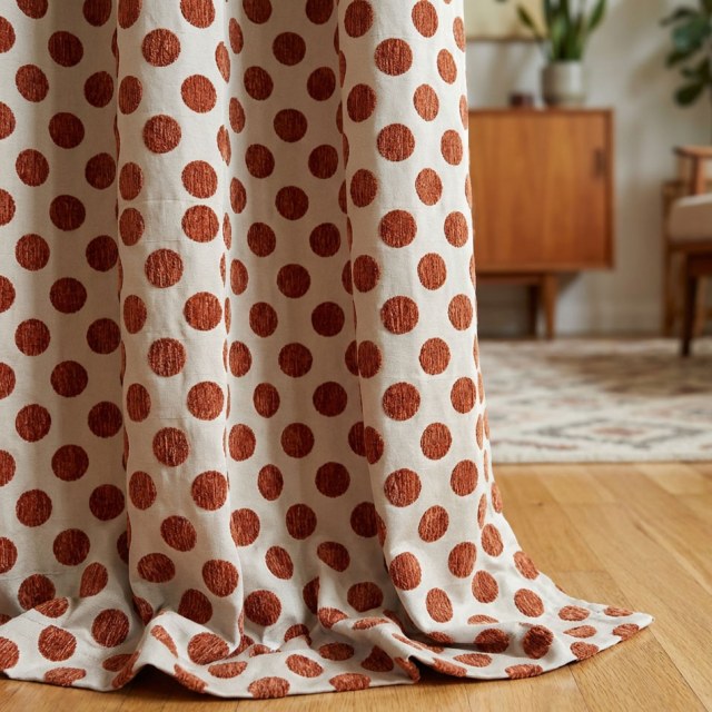 Dottie Delight Mid Century Modern Terracotta Orange Polka Dot Chenille Vorhang 1