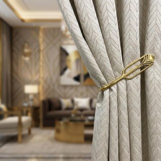 Elegante Art-Deco-Chevron-Champagner-Mokka-Vorhang mit goldenen Details