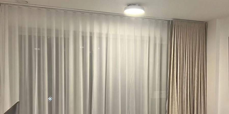 Design-Einblick: Moderne Wellenvorhänge für eine Londoner Wohnung