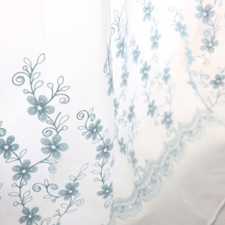 Touch Of Grace Embroidered Blue Flower Voile Curtain
Touch Of Grace bestickte blaue Blumen Voile Gardine 4