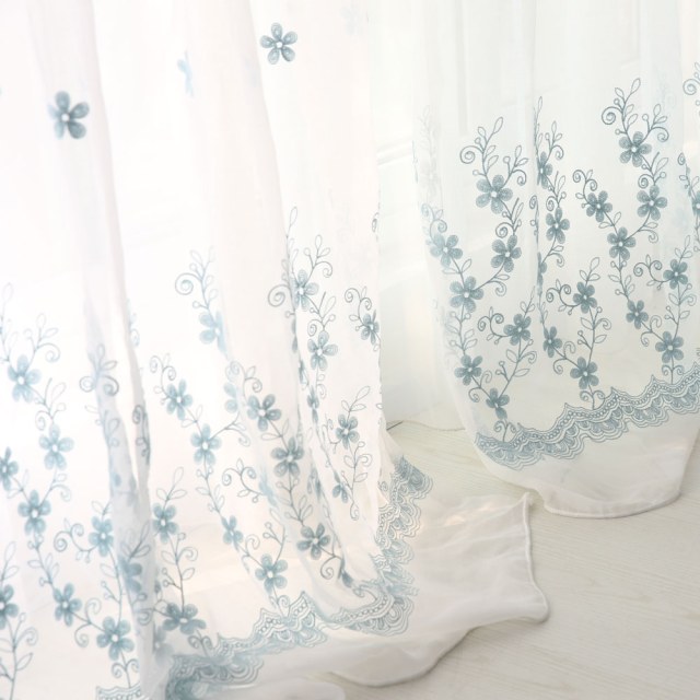 Touch Of Grace Embroidered Blue Flower Voile Curtain
Touch Of Grace bestickte blaue Blumen Voile Gardine 1