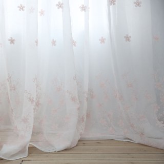Touch Of Grace Embroidered Blush Pink Flower Voile Curtain
Touch Of Grace bestickte, blassrosa Blumen Voile Gardine 2