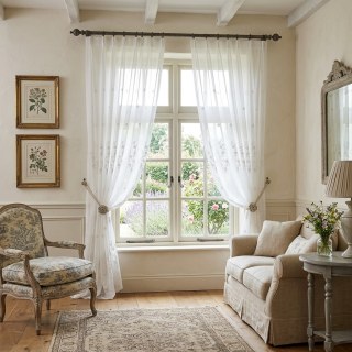 Touch Of Grace Embroidered White Flower Voile Curtain
Touch Of Grace bestickte weiße Blumen Voile Gardine 2