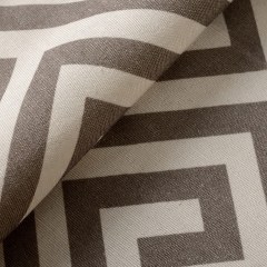 Rideau marron foncé à motif grec
