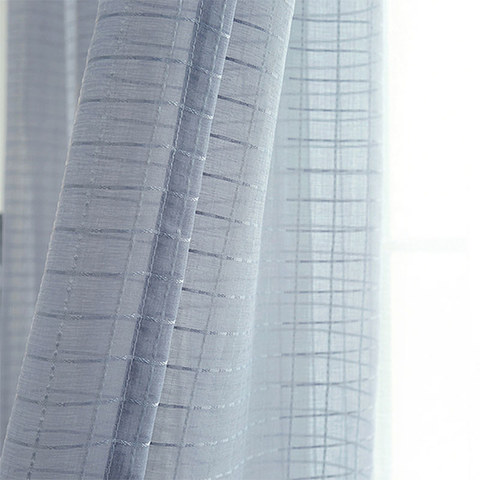 Dans la fenêtre à carreaux Gris Voile Rideau 1