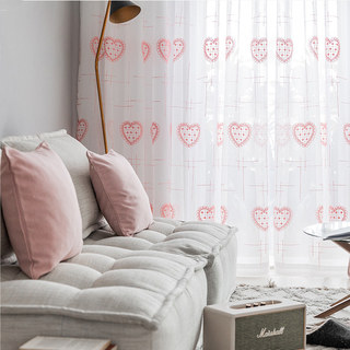 Adorées rideaux voilages avec détails brodés en forme de cœur rose