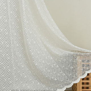 <p>Star Struck White Lace Net Curtain with Scalloped Edge</p>
<p>Rideau en dentelle blanche Star Struck à bords festonnés</p> 4