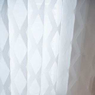 Rideau en voile blanc géométrique à motifs de treillis et à franges
