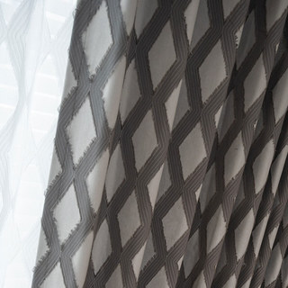 Rideau occultant géométrique gris à motifs en losange avec frange