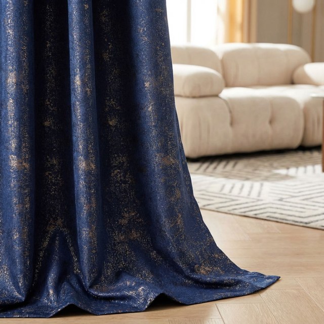Golden Nebula Luxury Jacquard Dark Blue Curtains with Gold Glitters
Golden Nebula Rideaux Jacquard de Luxe Bleu Foncé avec Paillettes Dorées 1