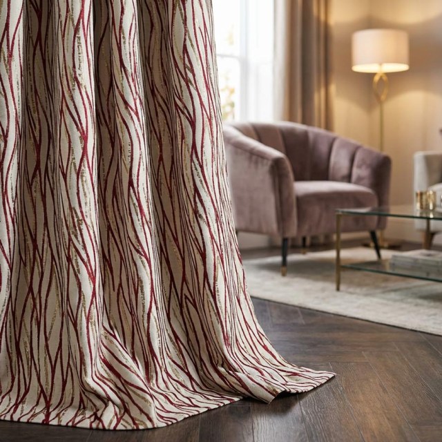 Woven Drift Résumé Rideau rouge de Bourgogne géométrique avec des Accents d'or métallisé 1